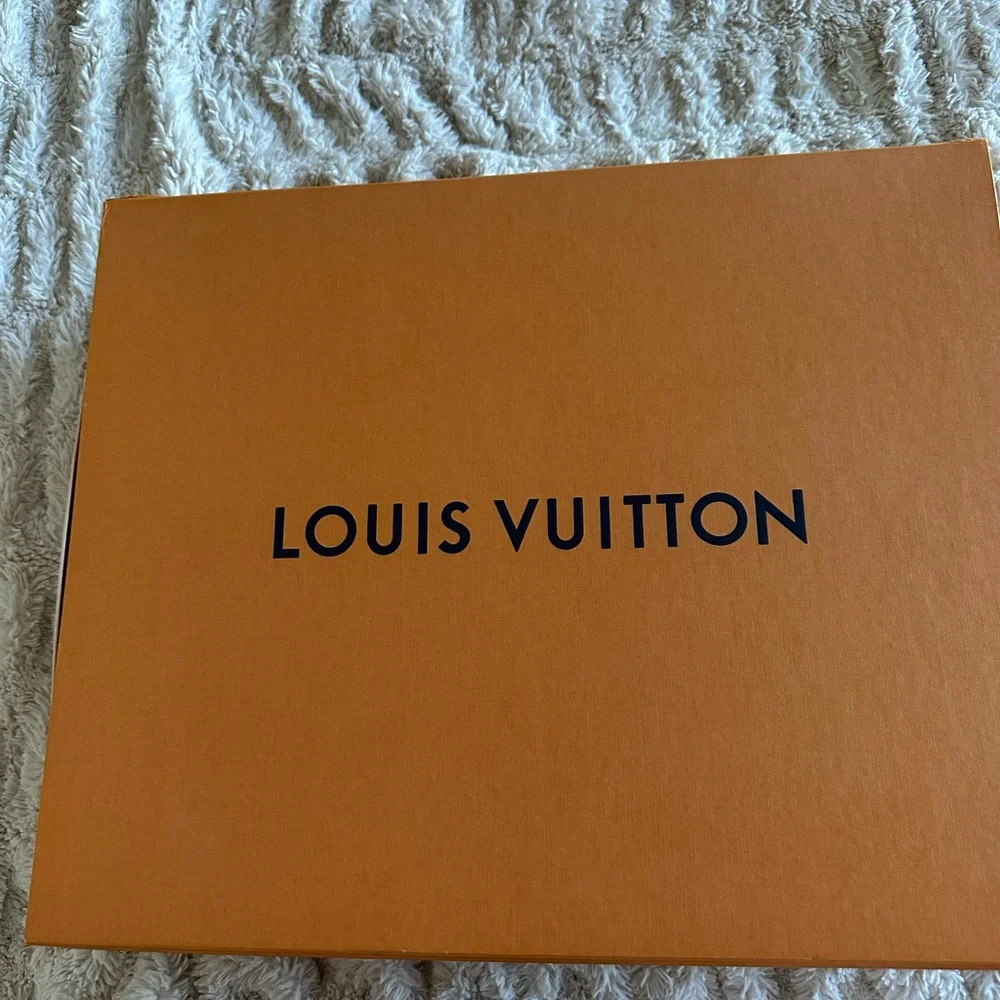 Louis Vuitton OnTheGo MM reverse Monogram Tote - Picture 10 of 11